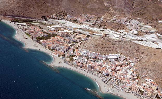 Las playas de Andalucía a las que no se puede ir este fin de semana aunque esté abierta la movilidad entre provincias