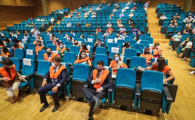 Graduaciones reducidas y orlas con menos estudiantes