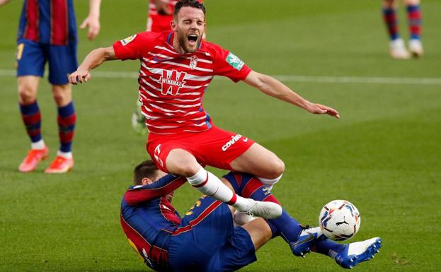 Piqué pudo ser amonestado en la primera parte