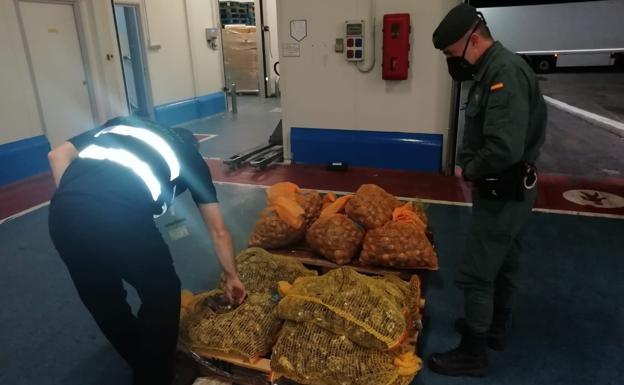 La Guardia Civil interviene más de media tonelada de marisco en Guarromán procedente de Mercamadrid