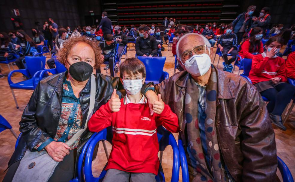 Al cine, con los abuelos: «Los nietos son la tercera vacuna»