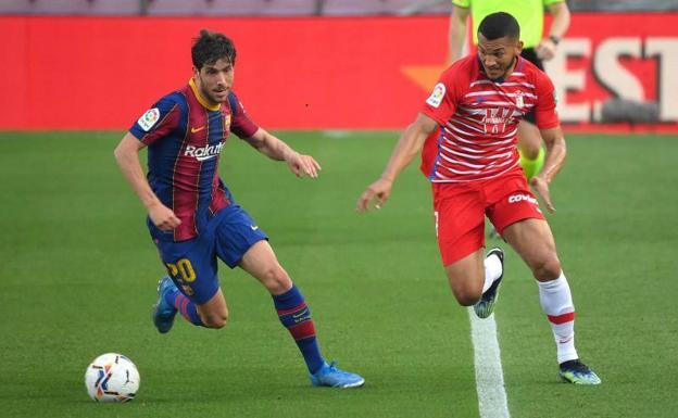 Luis Suárez participa en los dos goles del Granada en el Camp Nou