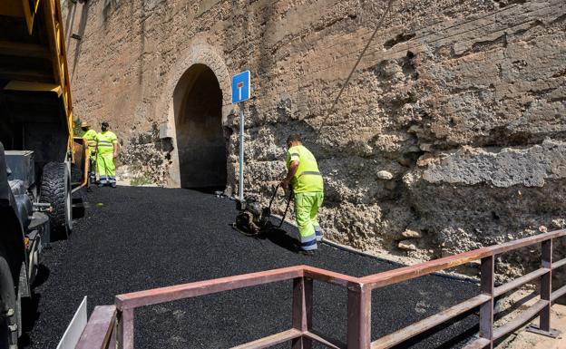 El Ayuntamiento mejora los accesos al Cerro de San Cristóbal con el asfaltado de la vía al Sagrado Corazón