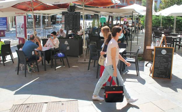 La provincia sigue doblegando la curva de la cuarta ola y pasa de segunda a cuarta andaluza en incidencia del virus