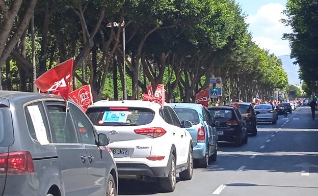 Los sindicatos protestan a bordo de un centenar de coches para exigir estabilidad