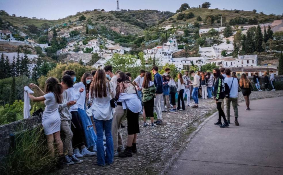 Bolsas verdes, vasos de tubo y hielo en la ladera