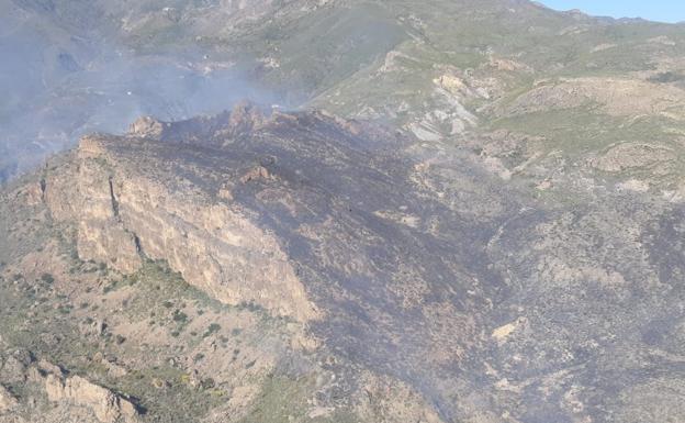 El incendio en el campo de maniobras de Viator finaliza con 25 hectáreas de matorral afectadas