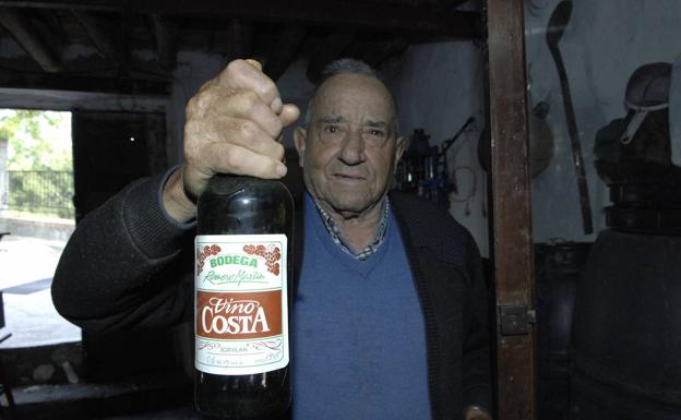 José Viñolo conserva vinos embotellados de Sorvilán de antes y después de la Guerra Civil