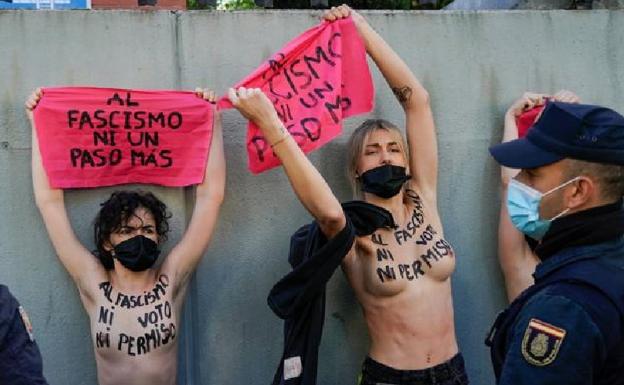 Activistas de Femen protestan con el torso desnudo a las puertas del colegio electoral de Monasterio