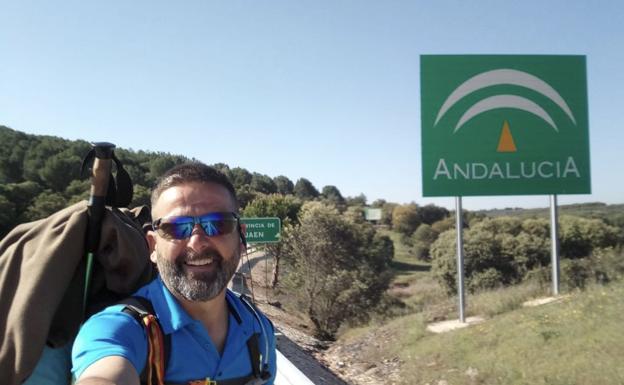 Un guardia civil granadino anda 350 kilómetros desde Cuenca en homenaje a las víctimas del coronavirus