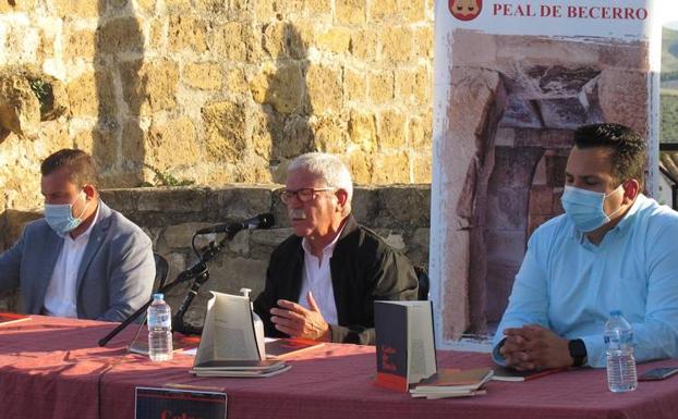 Francisco Fuentes presenta en Peal de Becerro su libro 'Gotas de lluvia'