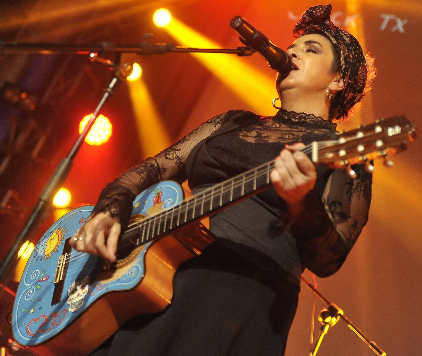 Amparanoia en concierto en los momentos Alhambra