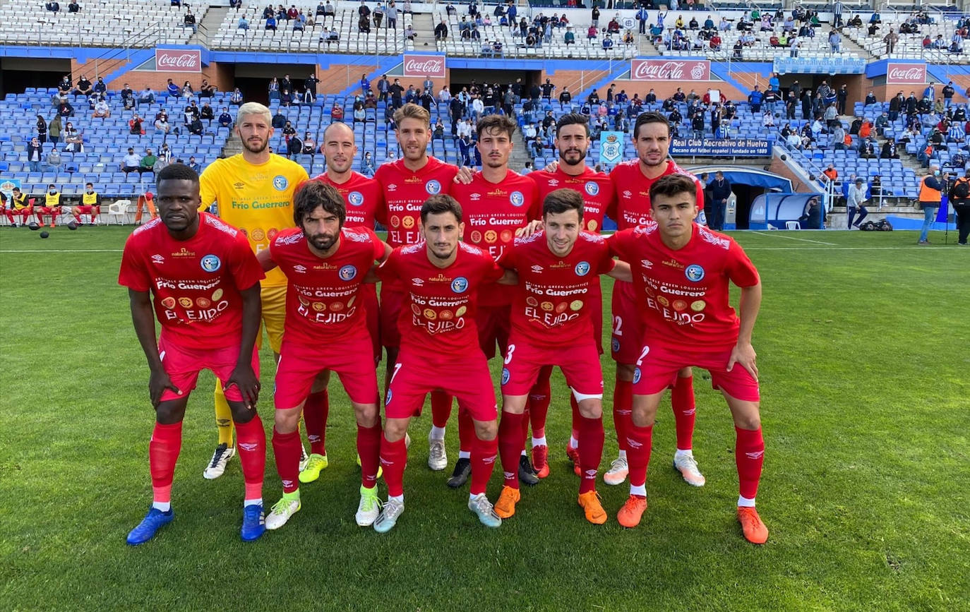 El CD El Ejido gana al Recre y celebra la permanencia en el viaje