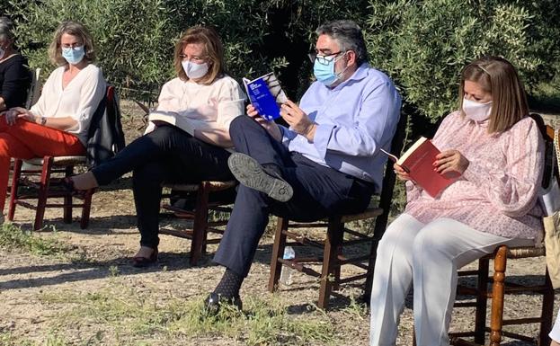 Un ministro en silla de anea