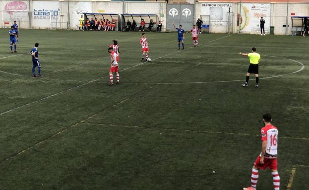 El Torredonjimeno tropieza en el feudo de El Palo y pone en peligro la tercera plaza