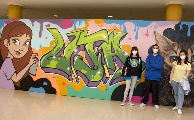 Un grafiti recibirá a los alumnos del B4 hasta octubre