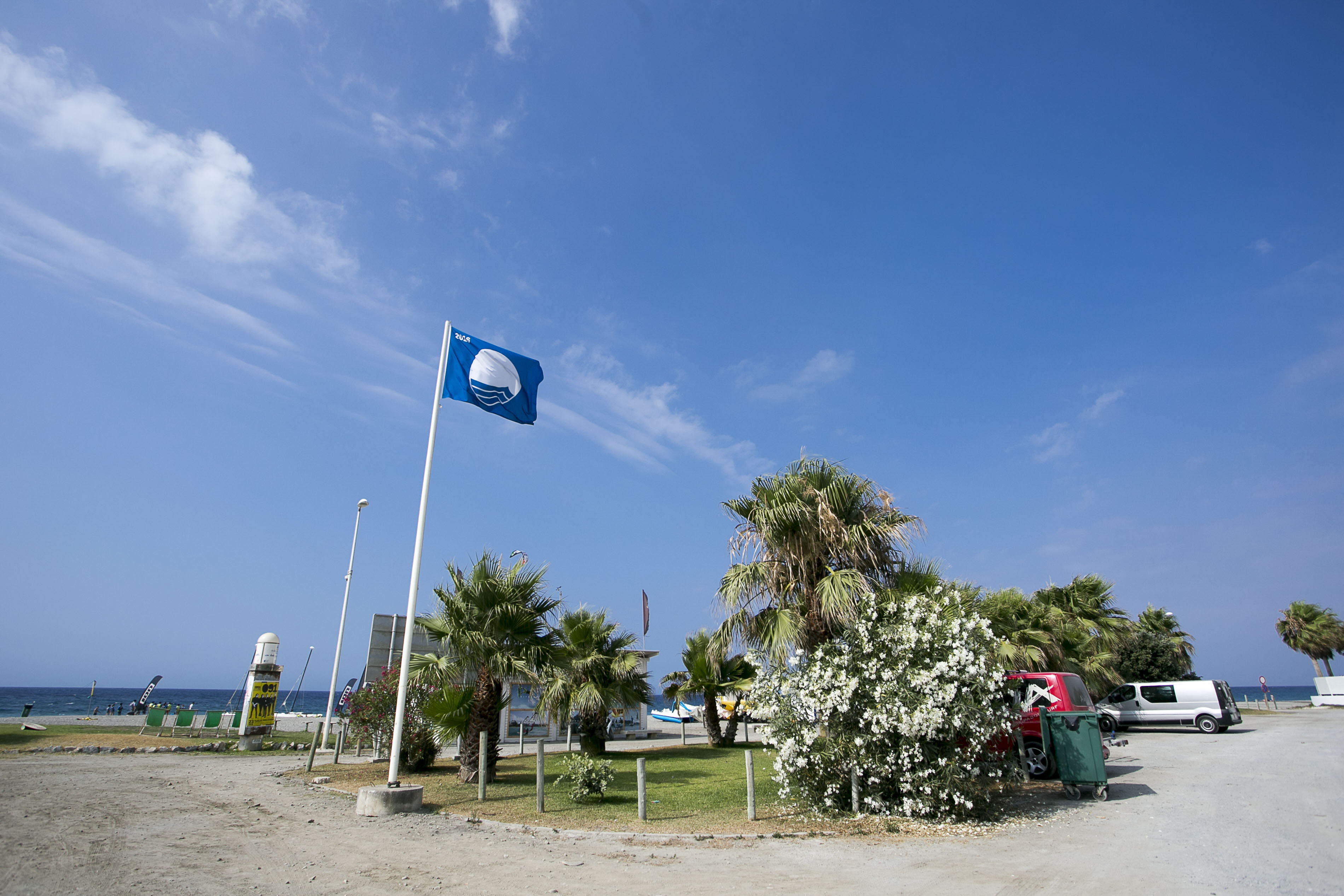 La Costa Tropical bate récords y logra once banderas azules para sus playas