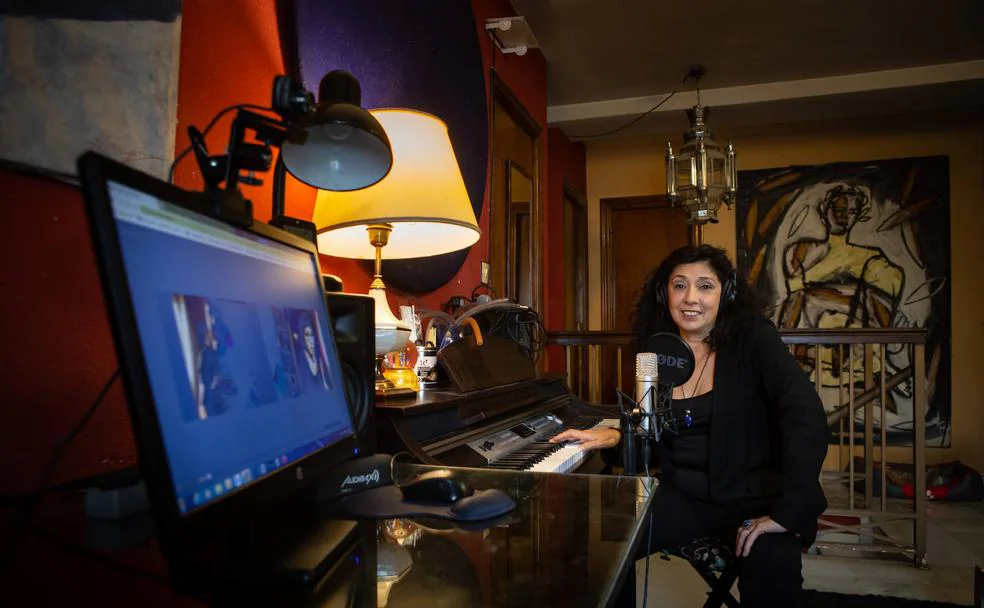 La artista granadina que enseña canto por vídeo conferencia