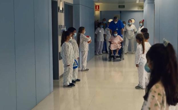 La alegría de vivir también se contagia: el homenaje de Torrecárdenas a todos los sanitarios del mundo