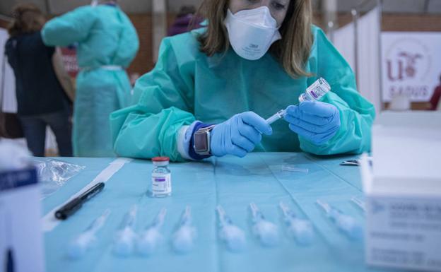 La vacunación en Almería bate récord y se acerca a las 5.000 inyecciones diarias