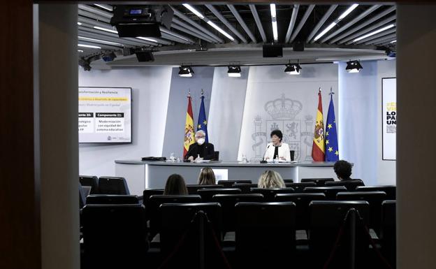 Castells trabaja con la idea de la vuelta a las clases presenciales en la universidad