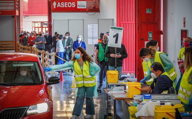 Granada vacunará en 13 centros de salud más si se duplican las dosis semanales