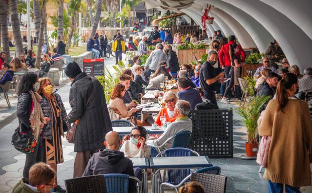 ¿Cuántas personas se pueden sentar en una terraza este fin de semana en cada municipio de Andalucía?
