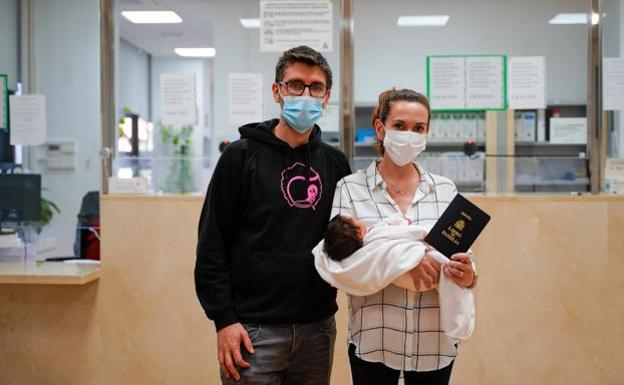 El Registro Civil de Granada sigue expidiendo el Libro de Familia en papel