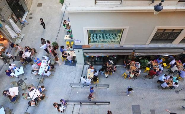 Terrazas llenas y colas en las discotecas de Granada en el primer fin de semana completo tras el estado de alarma