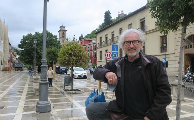 Miguel Ángel Arcas mira el mundo desde el cielo de París