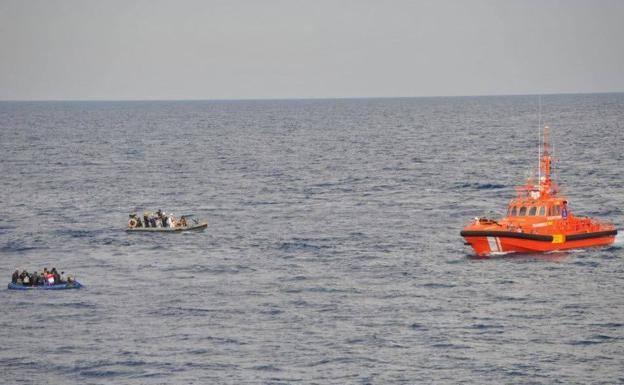 Un centenar de migrantes llegan este domingo a Almería