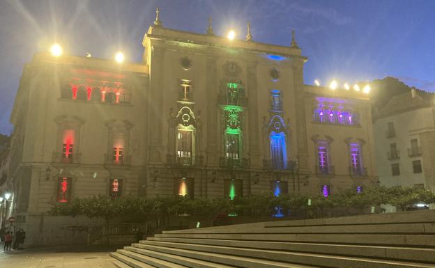 Un arco iris ilumina el Ayuntamiento en el Día contra la Homofobia