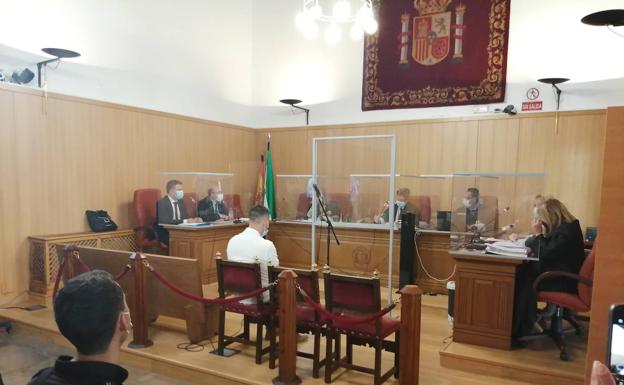 El acusado de intentar asesinar a su ex: «No era yo. Cerré los ojos y, cuando escuché 'ay, ay', estaba ya ella en el suelo»