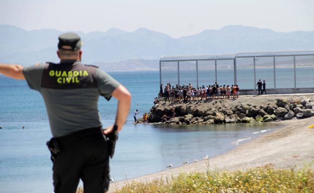 La Junta pide una respuesta «urgente y coordinada» al aumento de la presión en la frontera de Ceuta