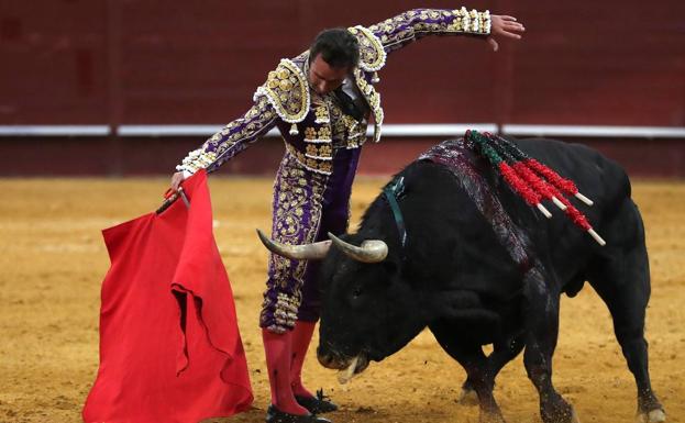 Buen ambiente y cierta confusión en taquilla en el primer día de renovación de abonos