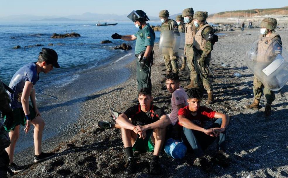 Vox dejará de apoyar al Gobierno andaluz si Andalucía recibe a menores migrantes llegados a Ceuta