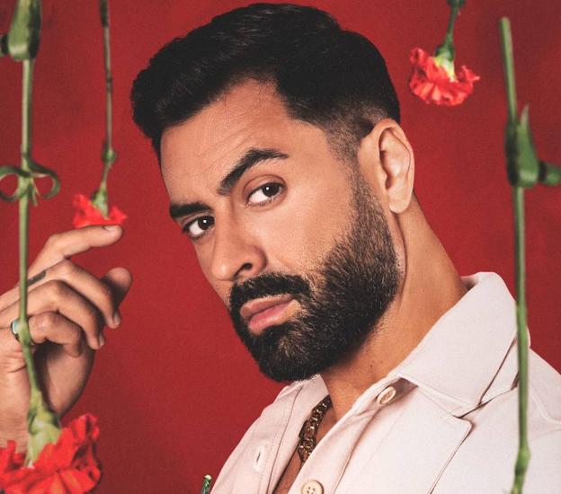 El cantante motrileño Javi Mota conquista Albania con su canción 'A la española'