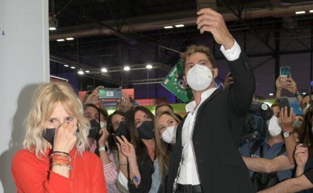 David Bisbal y Eugenia Martínez de Irujo presentan en Fitur una guía «única» de buceo por Costa de Almería