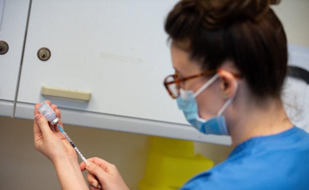 Moreno dice que Sanidad «está generando inquietud y miedo en la ciudadanía sobre las vacunas»