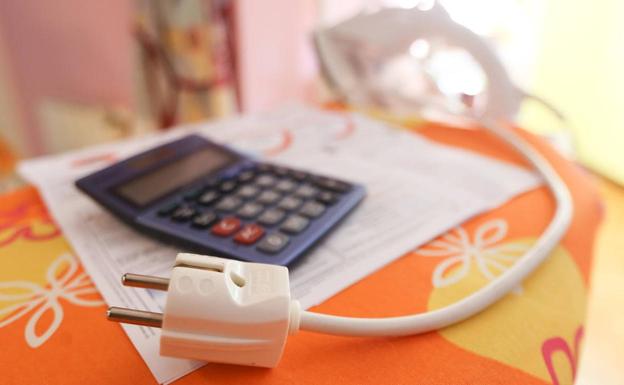 Una treintena de personas se concentran en Granada para protestar por el «tarifazo» de la luz