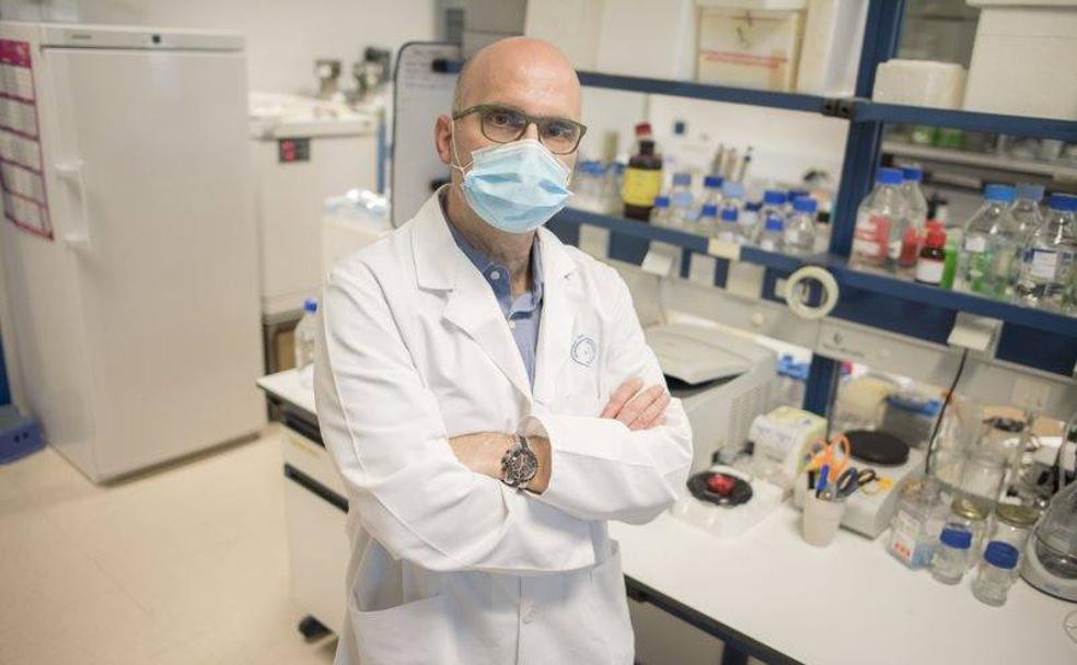 «Habría que completar la pauta de AstraZeneca, probada en decenas de miles de personas, no en 400»