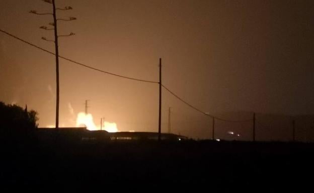 Arde un centenar de infraviviendas de un asentamiento en Níjar y provoca un herido por quemaduras