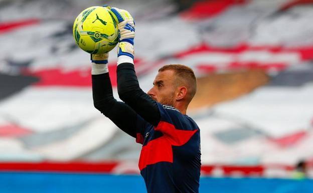 Aarón se mantiene bajo palos en el último partido del curso