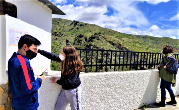 El colegio 'Las Acequias' de Mecina Bombarón promociona su pueblo con un recorrido literario