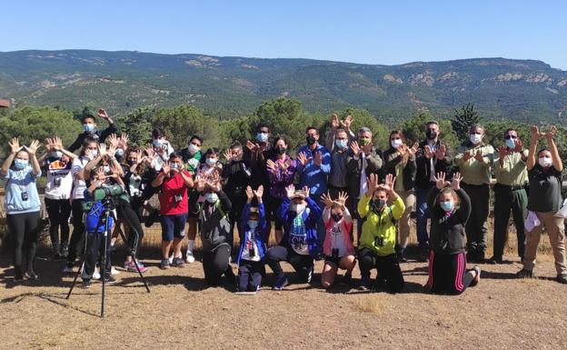 Escolares participan en la suelta de cuatro aves en Despeñaperros por el Día Europeo de los Parques Naturales