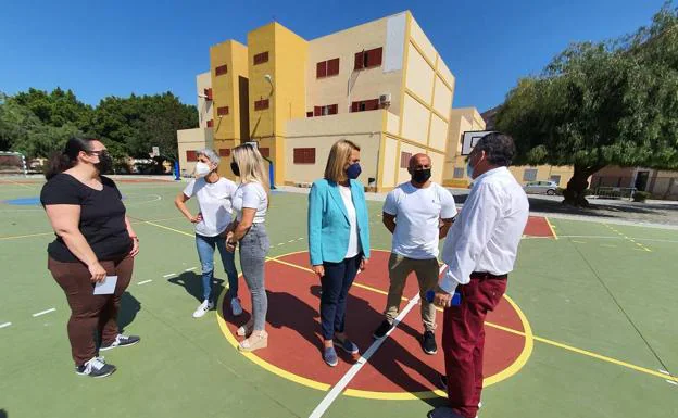Los niños del colegio Príncipe Felipe estrenan pistas deportivas