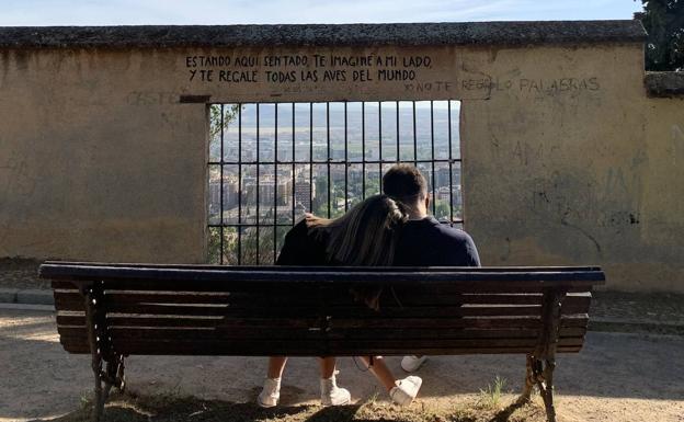 Una granadina hace una foto viral de una pareja en un mirador y los encuentra: «No nos lo creíamos»