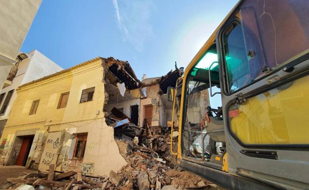 Derriban la vieja casa de la calle Ruiz de Motril para despejar el casco histórico y el acceso al mercado