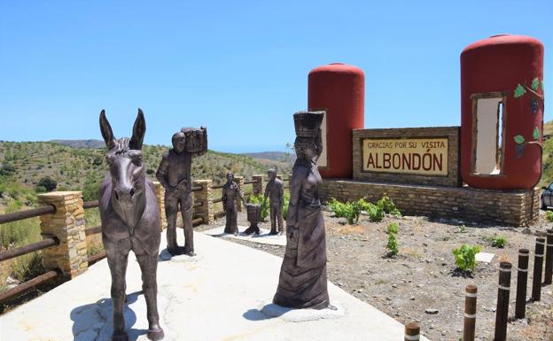 Albondón apuesta por el arte urbano para potenciar la cultura del vino y embellecer sus calles