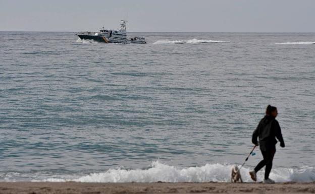 Reanudan la búsqueda del bañista de 23 años desaparecido ayer en la playa de San Miguel de Almería